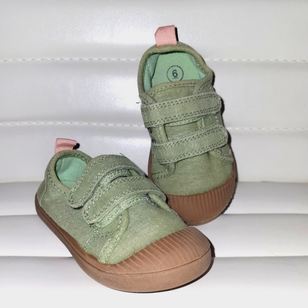 Kid's Shoes: Size 6, Cat and Jack